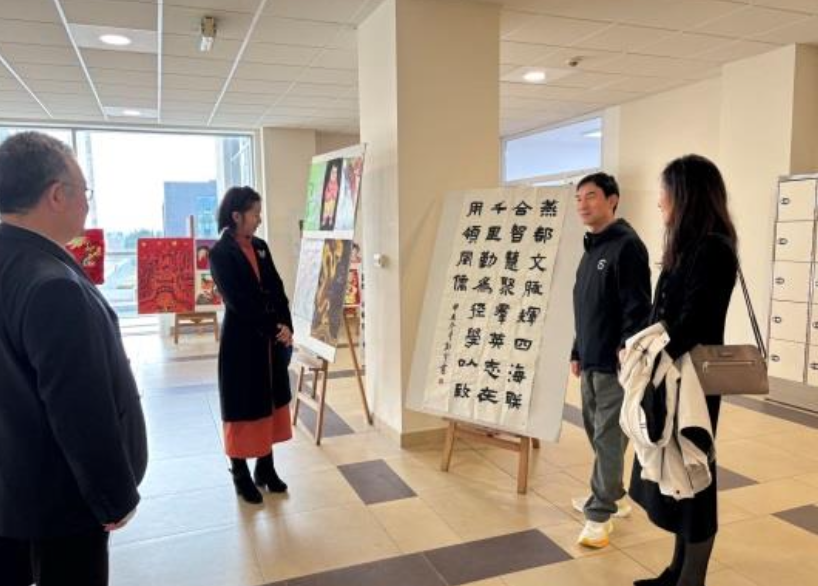 The delegation visited the "Bridge" themed Exhibition 