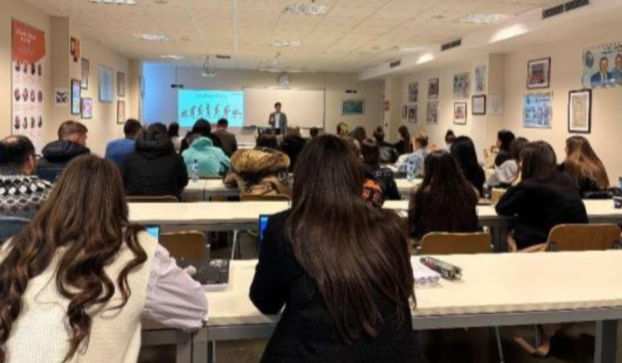 Professor Zhu gave the lectures on Anthropology 