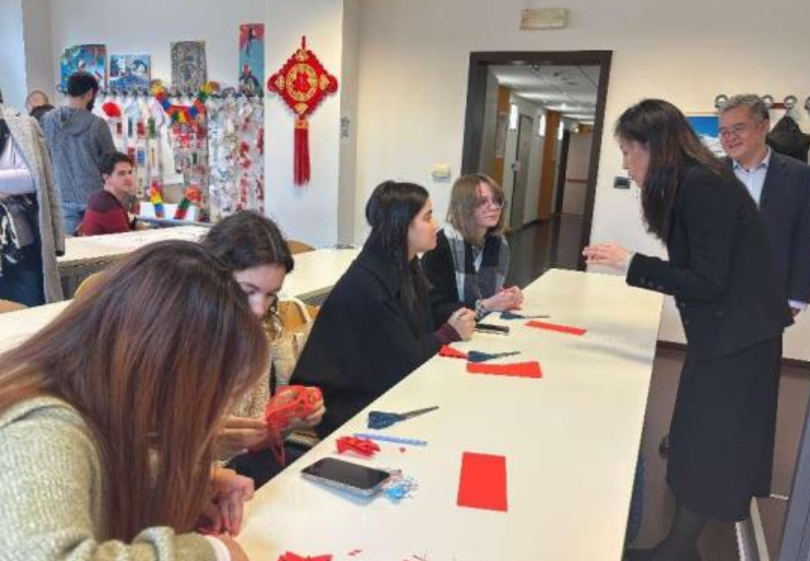  The delegation visited Confucius Classroom 