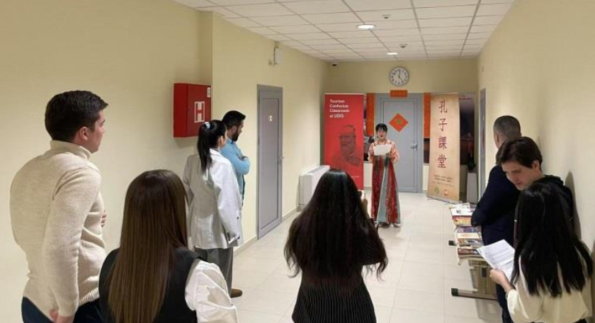 Teacher Shi Xinwei recites poetry
